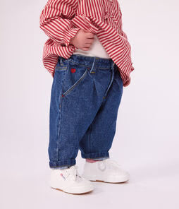 Pantaloni in denim tinta unita con cuore ricamato neonato